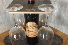 Skjenkebrett på flaske med glass